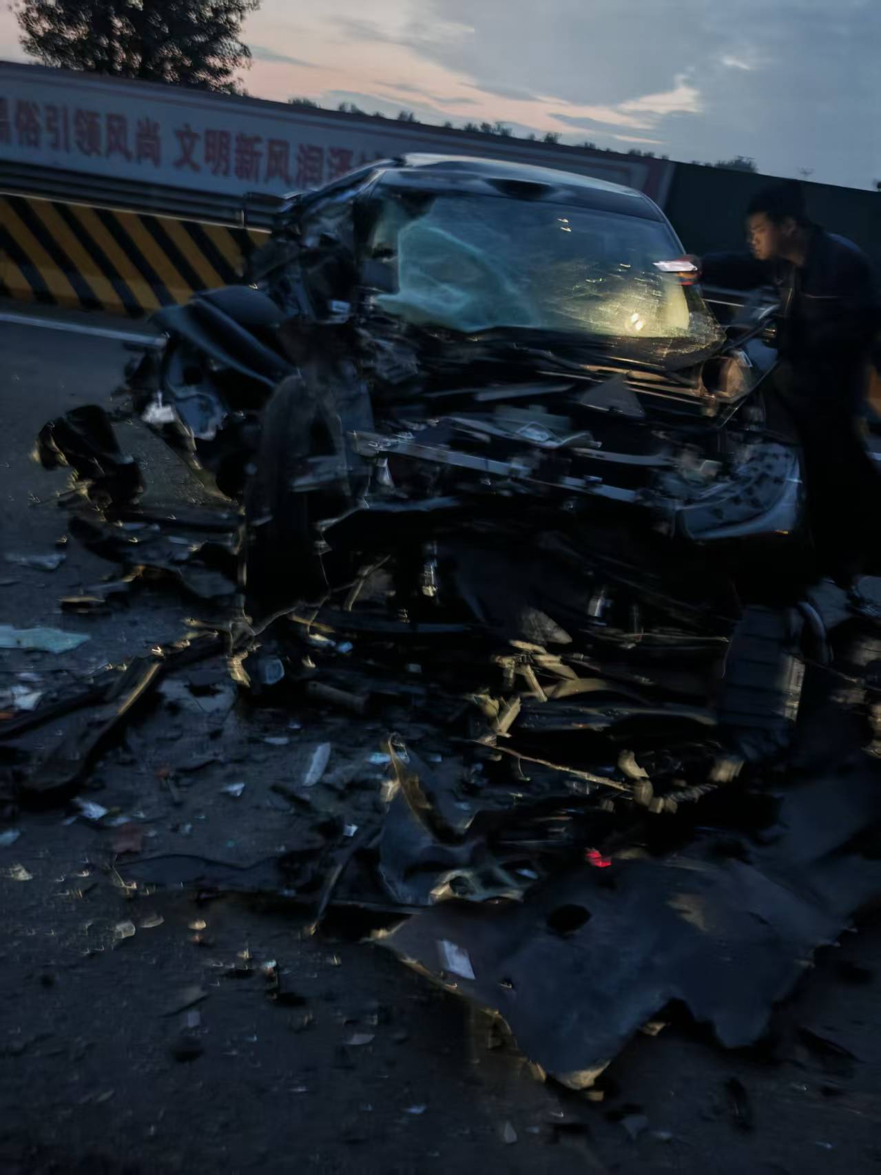 山东智己车主事故后称仍选智己高速撞成这样，车没起火车门还能正常开，人只是擦伤，