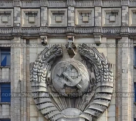 为什么俄罗斯外交部大楼上仍挂着苏联国徽？其实原因很简单，不是为了吓美国，而是不炸