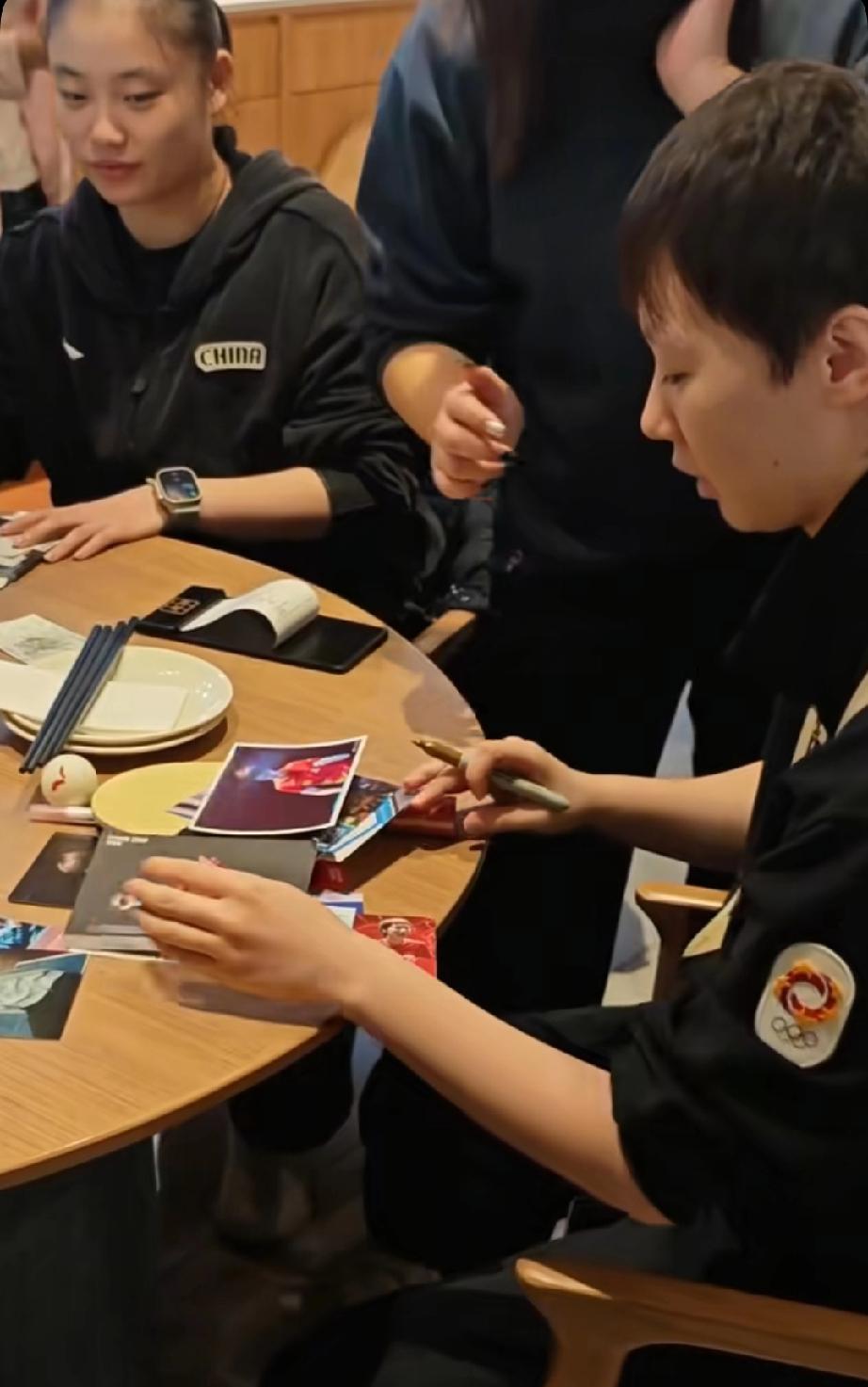 今日跟随国乒团队一起由新加坡返回北京的王曼昱，在新加坡机场和队友吃完饭后就答应了