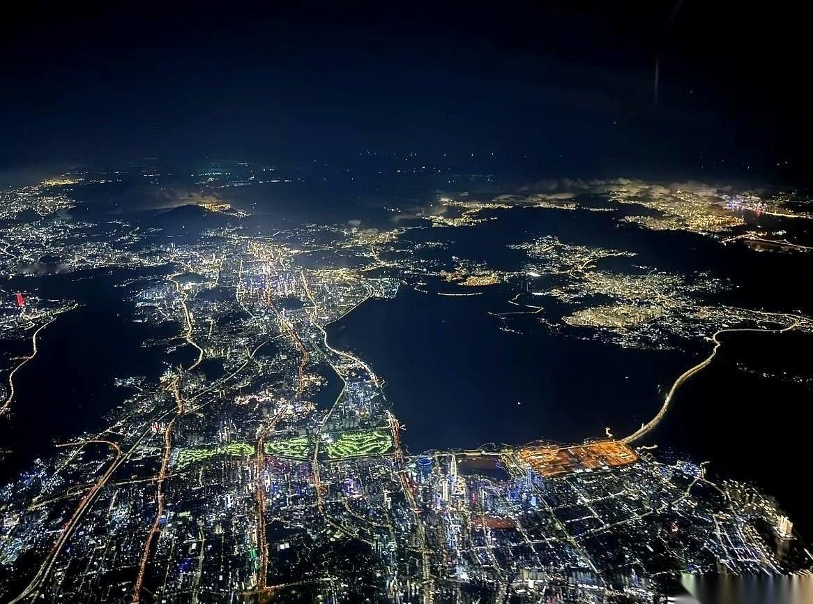 广东连续36年坐头把交椅，这事儿谁都知道。但掀开这张成绩单，背后有个数，看得人