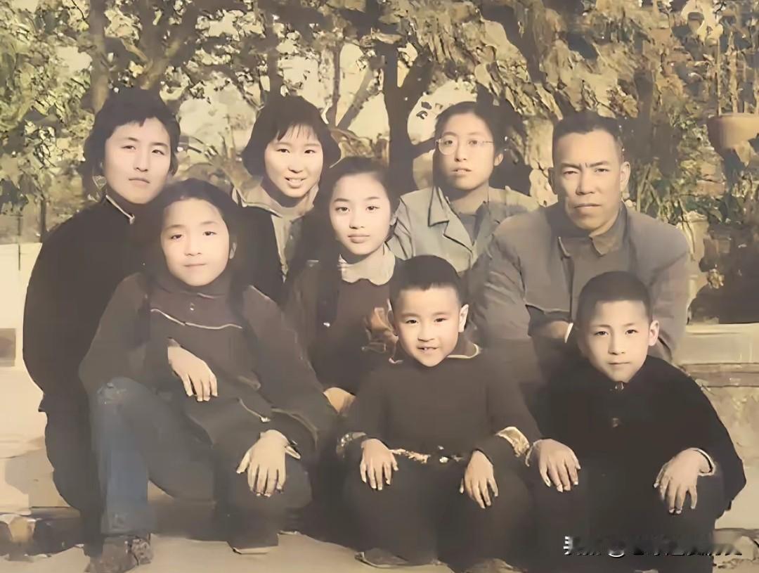 这是1963年梁兴初将军在广州家中与家人的珍贵合影。那时他任广州军区副司令员，