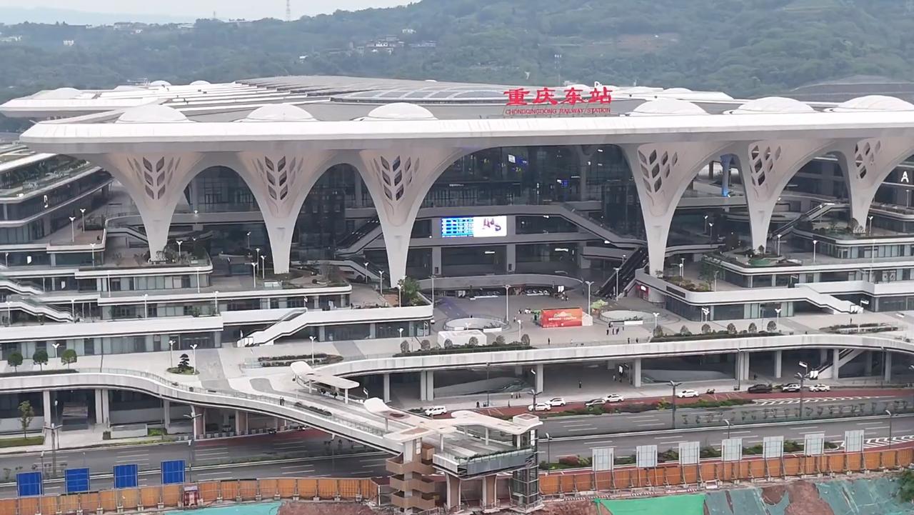中国大基建时代的收官之作，世界上最大的高铁站，重庆东站。站房枢纽总建筑面积高达