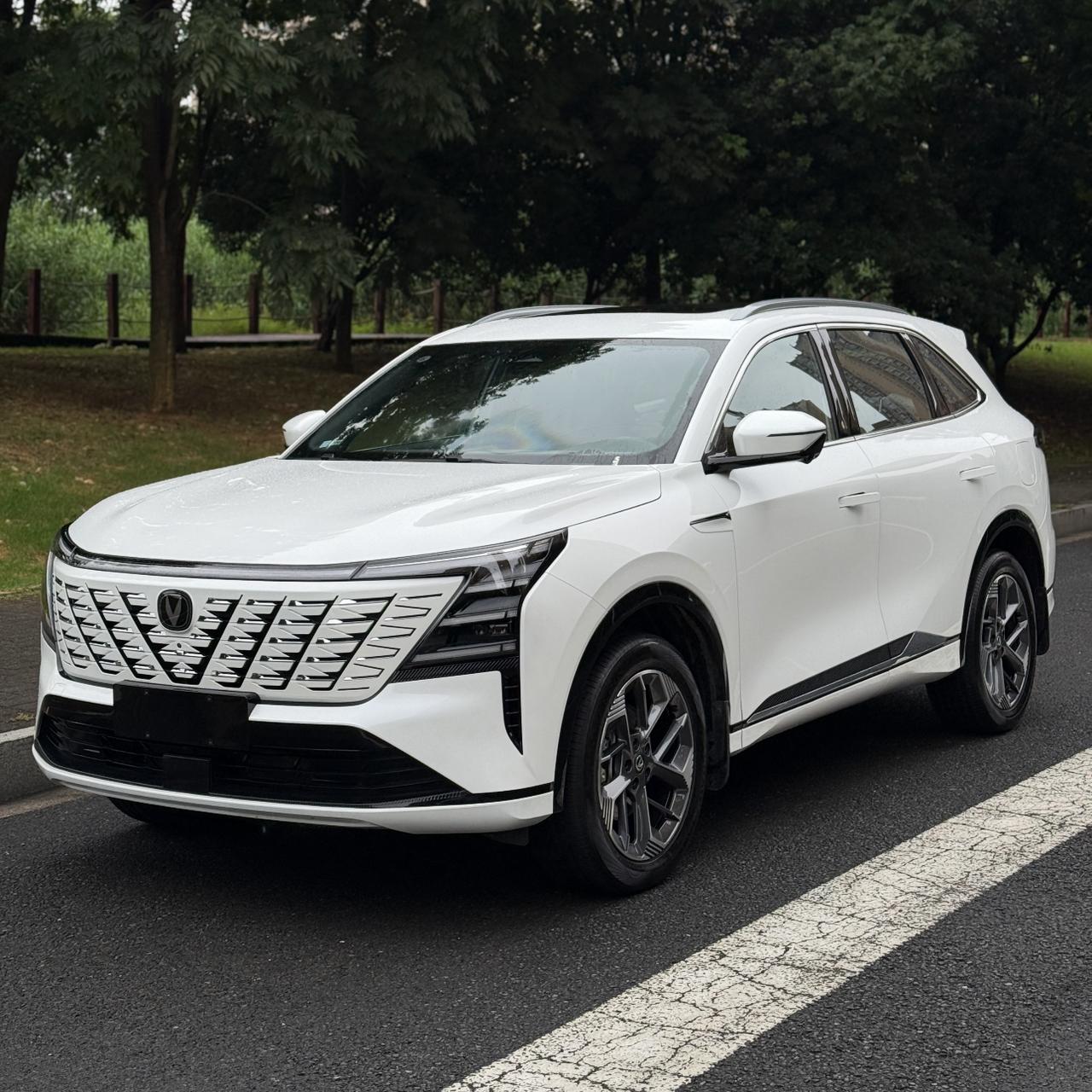 线下看过CS75PLUS实车，体型看着很大气，车内空间敞亮，坐后排不会觉得憋屈，