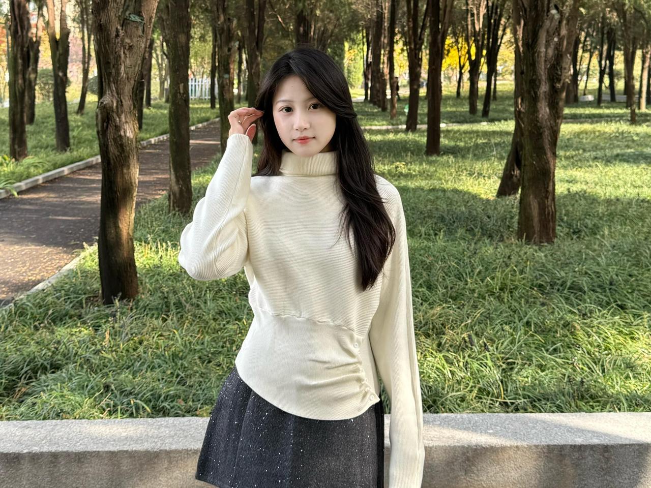 林间的白与黑日光穿过柏树林的缝隙碎成满地温柔的光斑她坐在石凳上像闯入