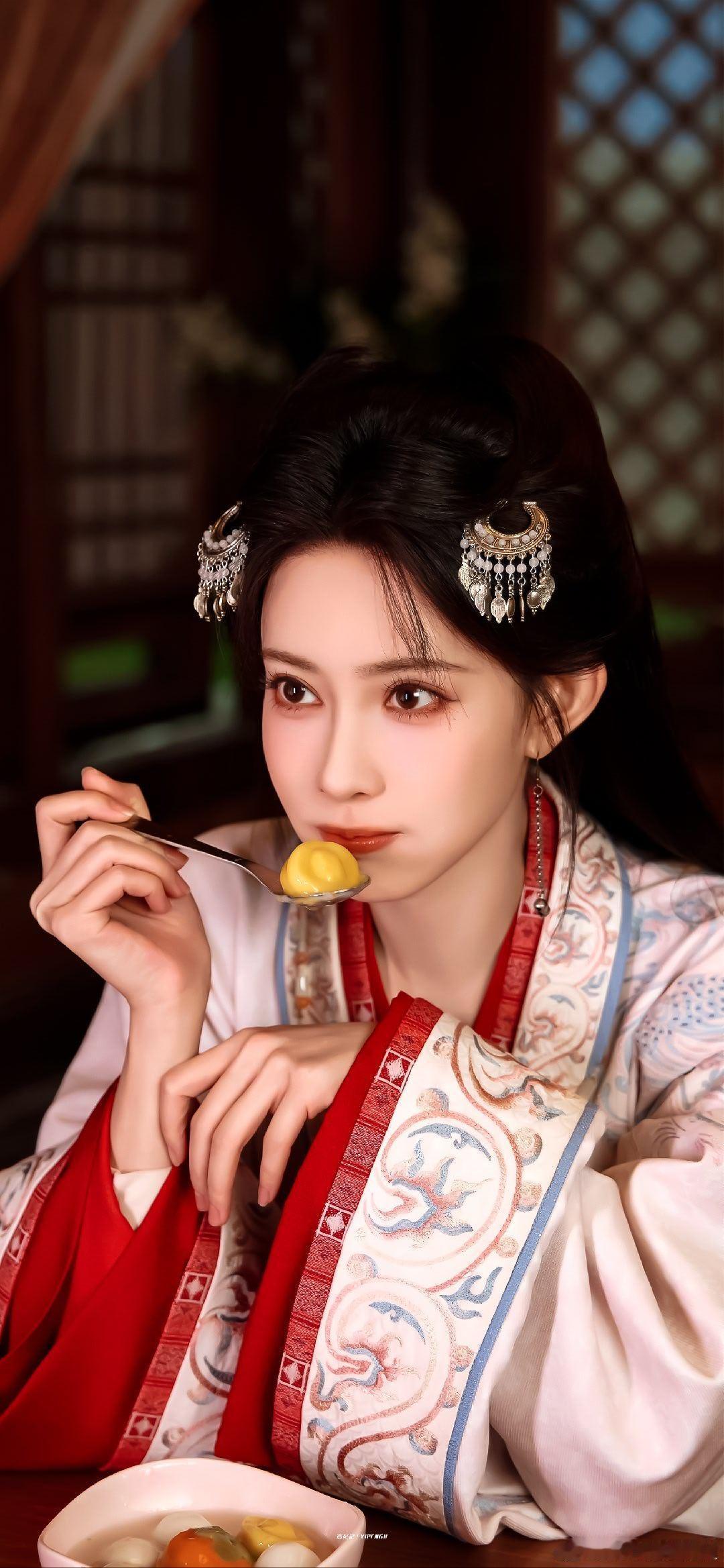 孟子义粉色花瓣长裙孟子义粉色花瓣抹胸裙孟子义粉色花朵抹胸裙粉色花瓣长裙衬得孟子义