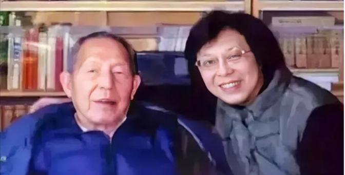 1990年，一个穿着满身满补丁衣服的中年妇女，正在上海的街角，顶着寒风摆摊卖菜，