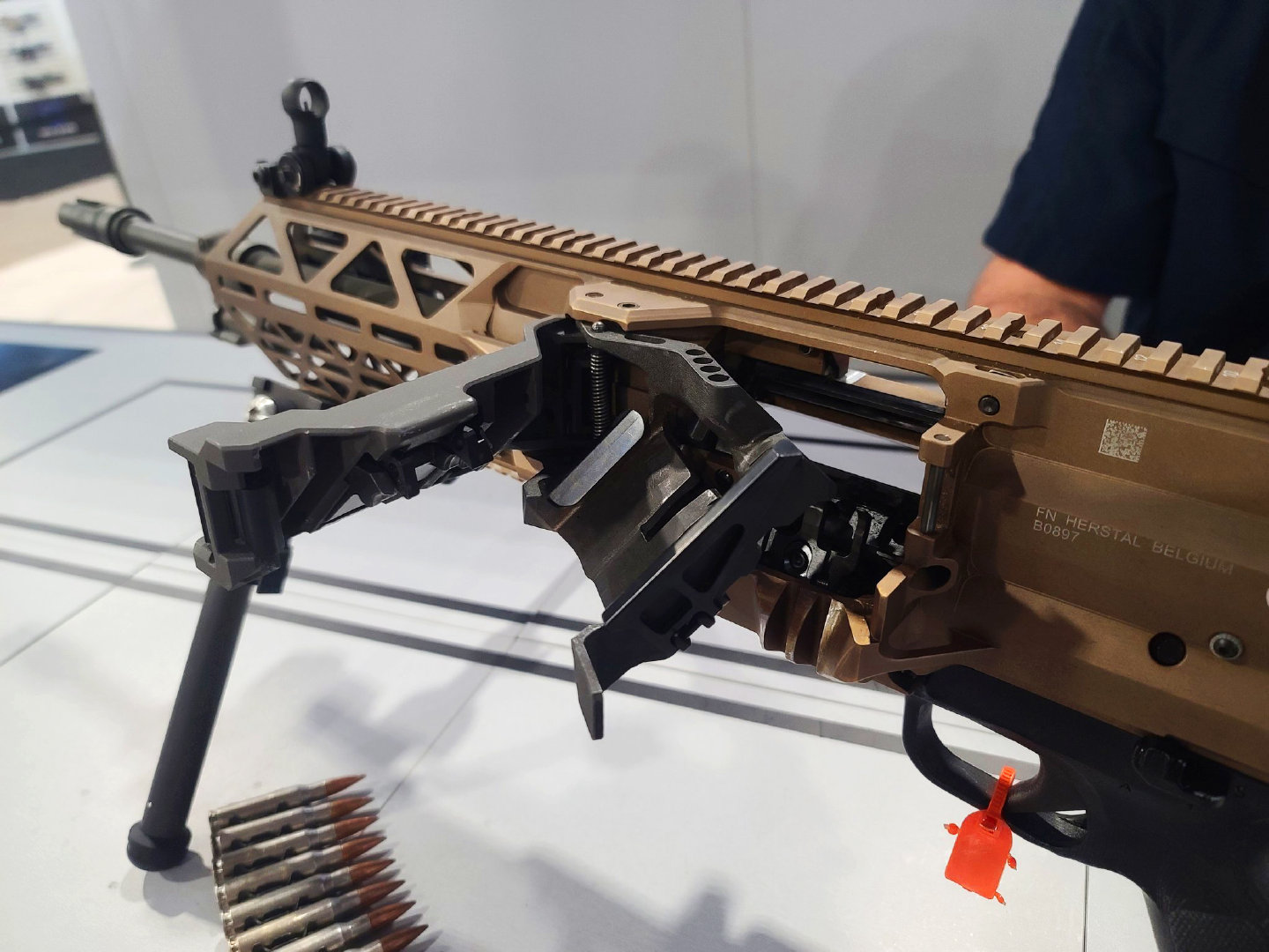 FN EVOLYS超輕型機槍,能看到自矯正橫向供彈機構。 挺酷的