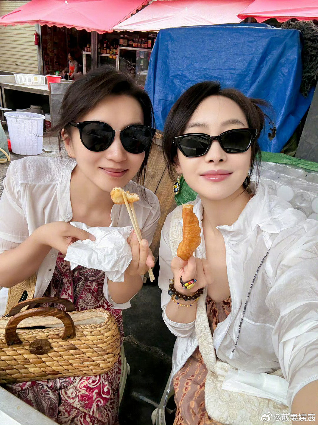 女孩子的友谊太好了吧🥹宋茜陈好一起去大理旅行，两个人还在路边摊吃了油条[送花花