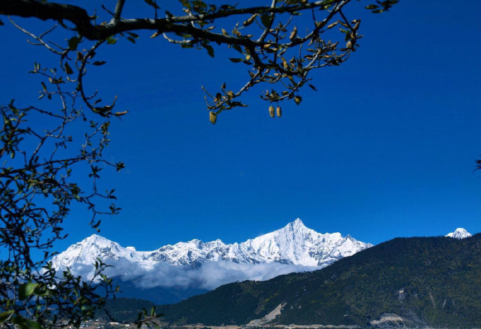 梅里雪山，仰望它的神采，数百里冗立绵延的雪岭雪峰，一定会震撼到你！​​​