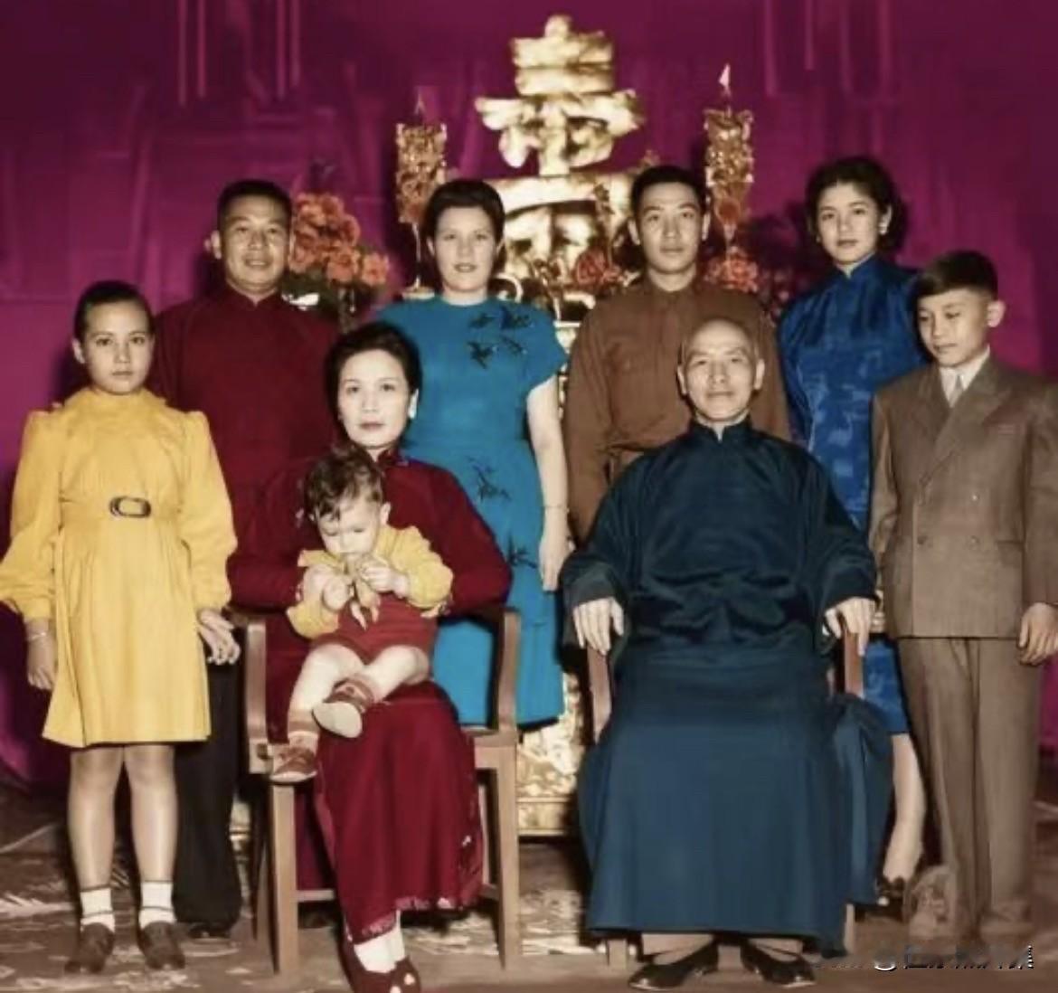 1947年（民国三十六年），蒋介石在南京官邸庆祝60岁大寿时的家族合影。照片中后