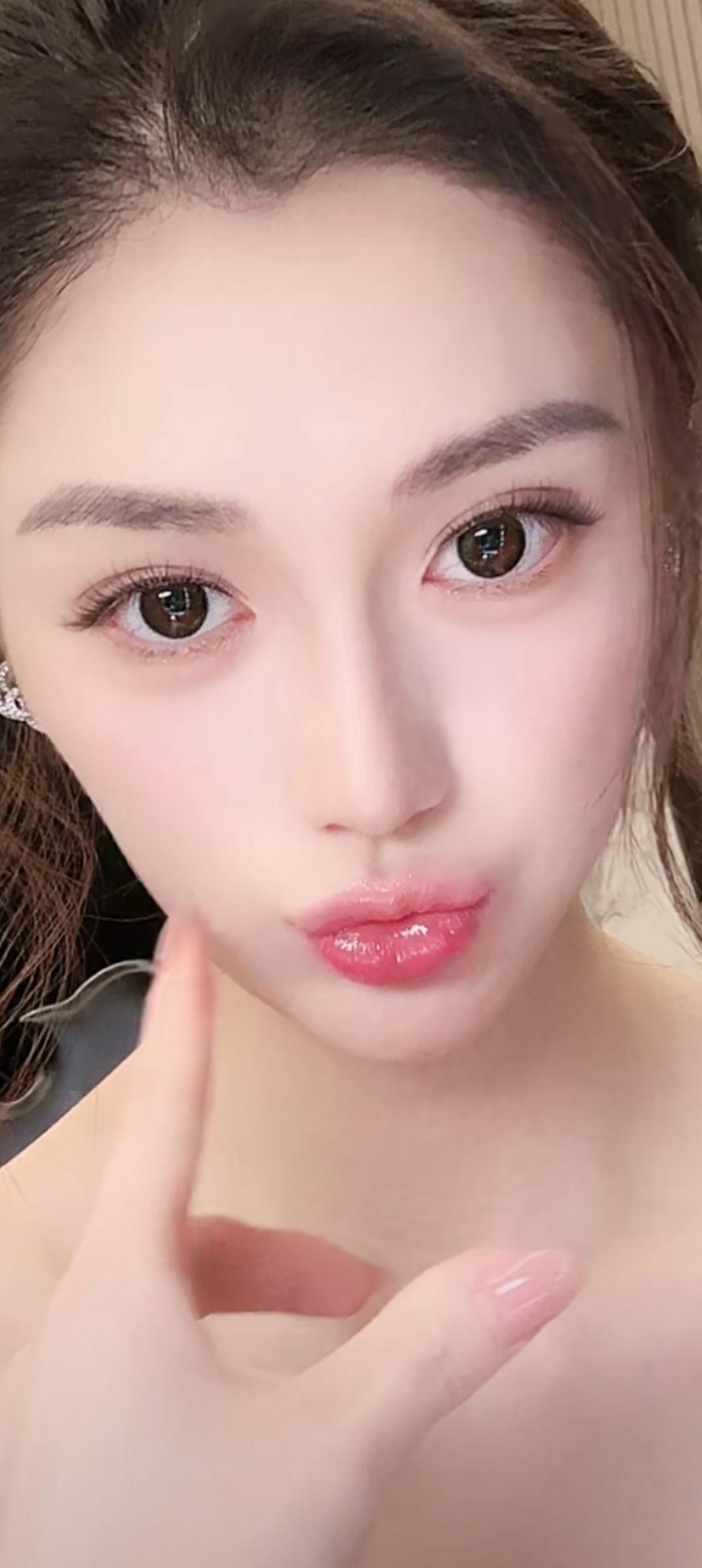 这位小姐姐正在化妆呢。