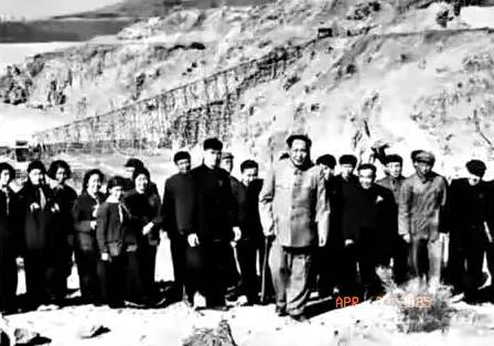 值得收藏，珍贵的照片。这是一张1954年，毛主席在官厅水库视察重登坝顶时，留下