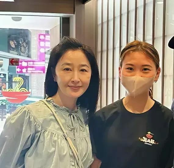 年轻时看关咏荷就是很成熟的样子，总感觉她是40岁的样子。可如今20年过去了，她