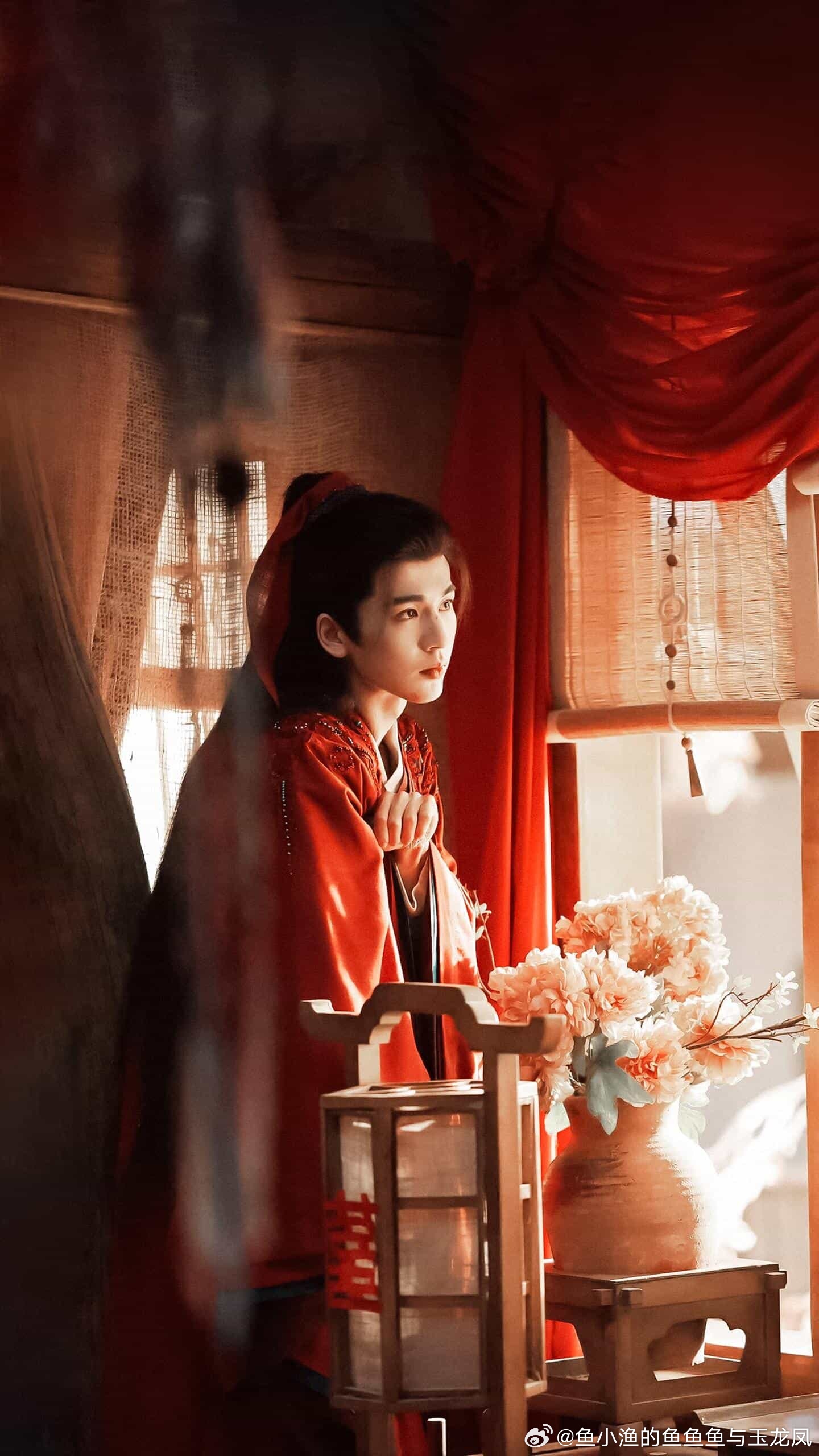 华为的鸿蒙系统，真的是让人爱不起来，下载任何一个app，都要经过那个华为账号才能下载，我们买的是一个