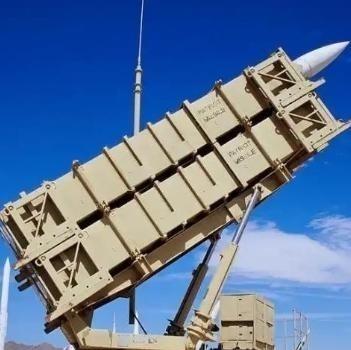 特朗普估计现在很发愁，为啥发愁？因为他手上那笔，卖给台湾的110亿美元武器大