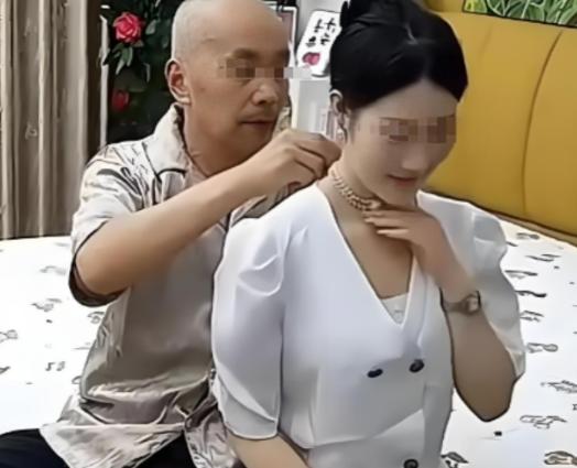 天津一位五十多岁的大哥，把劳务市场逛成了选妃现场，专挑顺眼的家政美女往院子里领。