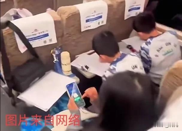 国庆最后一天，估计多数孩子在家奋笔疾书写作业。八天假为什么中学生留这么多作业？