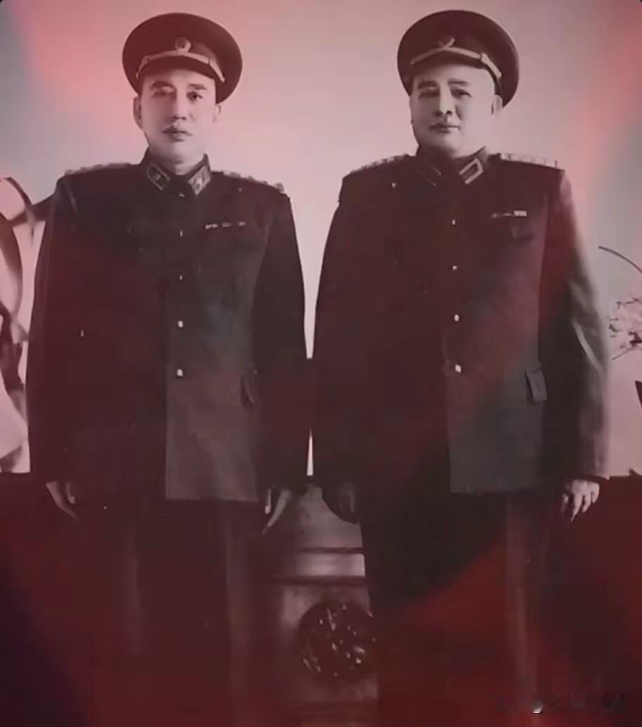 这是陈赓大将与徐海东大将的授衔后合影，一身戎装气度庄重。两位开国功勋并肩而立，定
