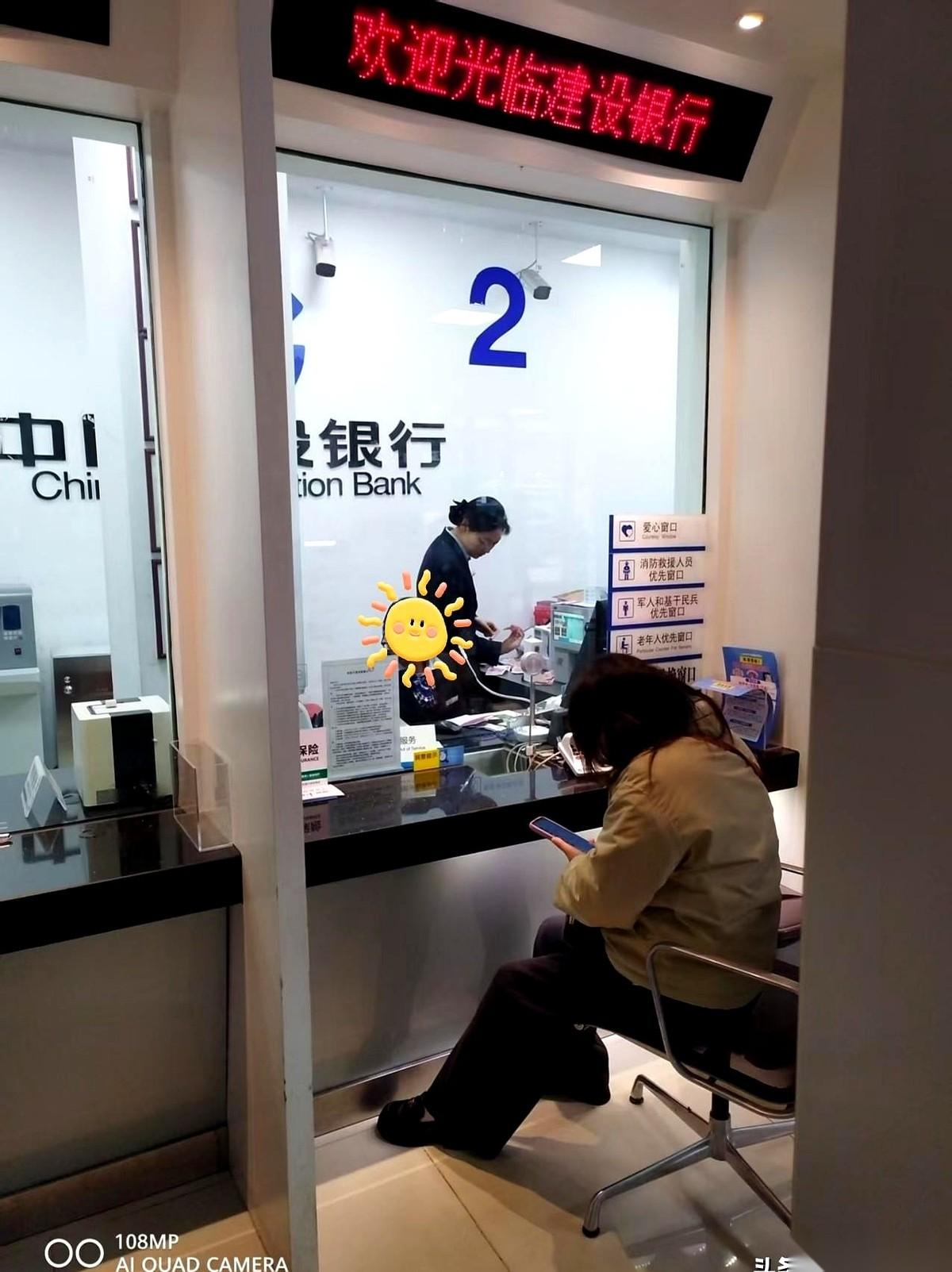 我婆婆，前两天在老家翻出了我公公的私房钱。公公都走了好几年了。就那么一沓钱，
