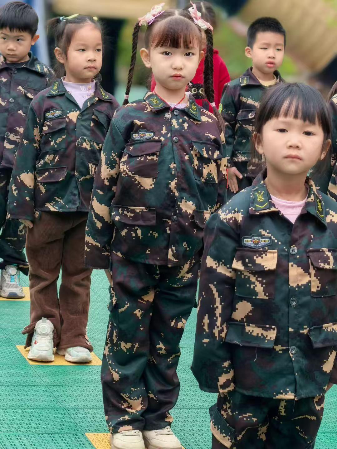 这组萌娃迷彩照也太可爱啦！小小“兵娃娃”集合完毕，站得笔挺的小身板里藏着满满的认