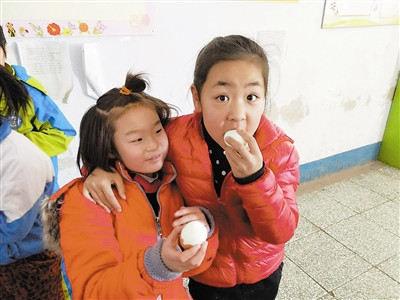 爱心营再探访乡村小学 给贫困孩子带去衣物善款
