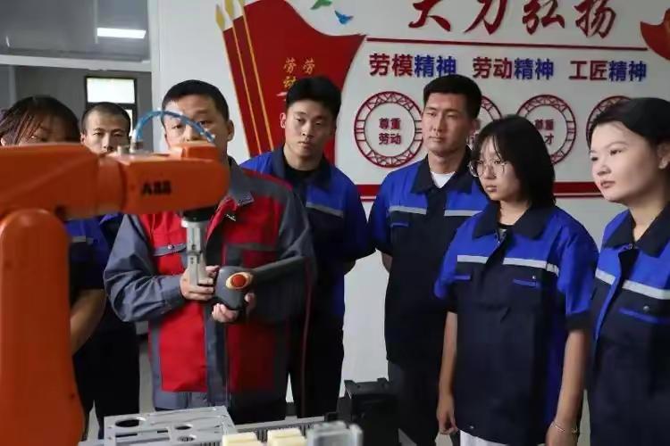 现在这世道是不是变了？一群已经手握本科文凭的年轻人，反倒掉头扎进职业院校。这