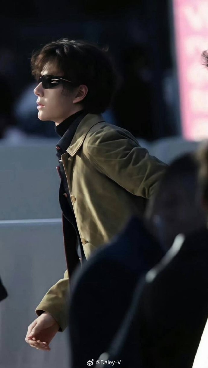 王一博抓拍侧颜王一博这张抓拍侧颜神中神