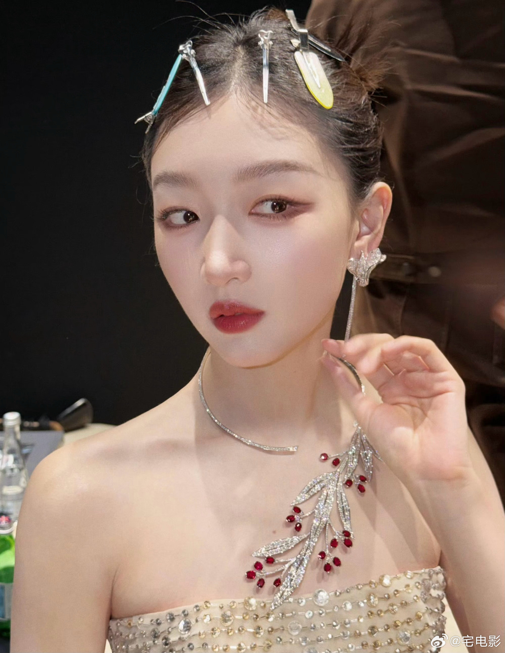 周冬雨顶光美成这样顶光下的周冬雨顶光打在周冬雨身上，清冷又灵动，美得很有辨识度。