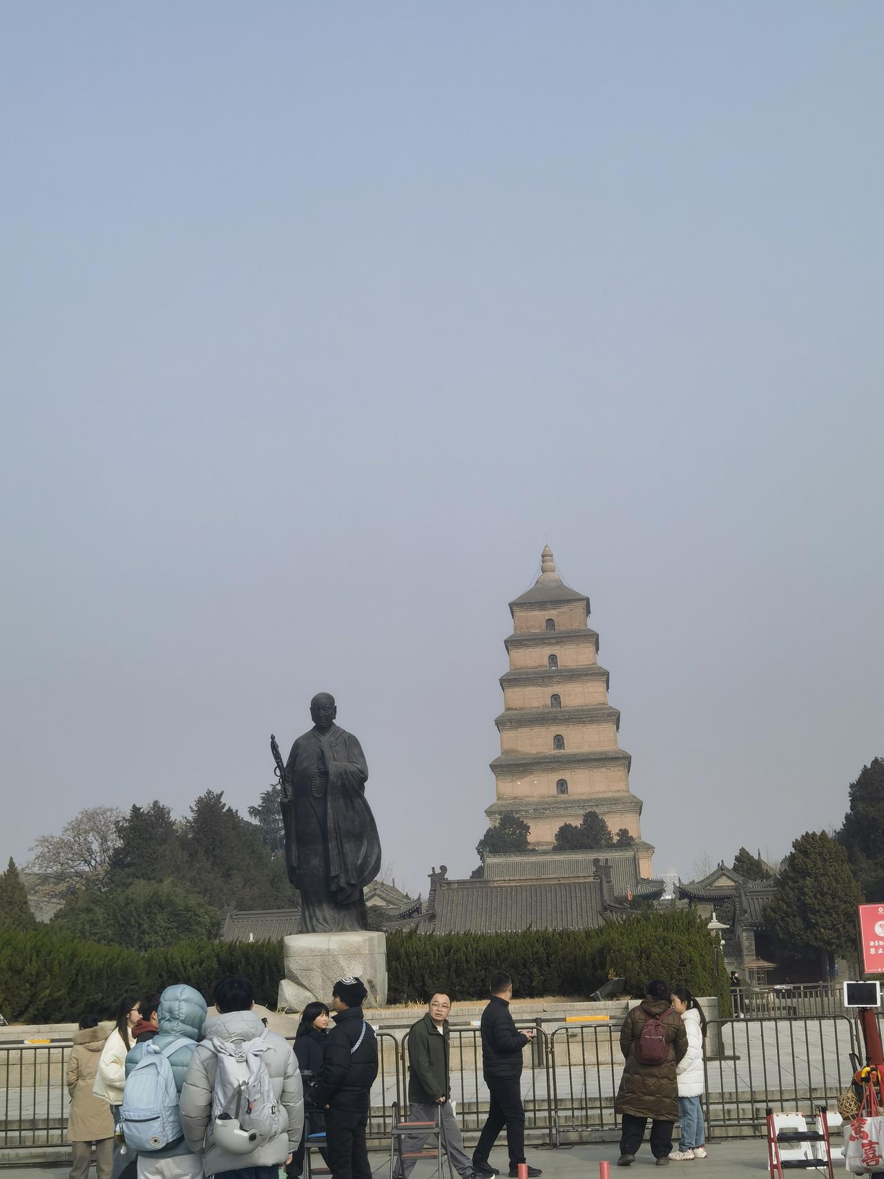 冬日阳光下的西安大雁塔，巍峨大气端庄，大唐高僧唐玄奘铜像体现出一路向西取真经的坚