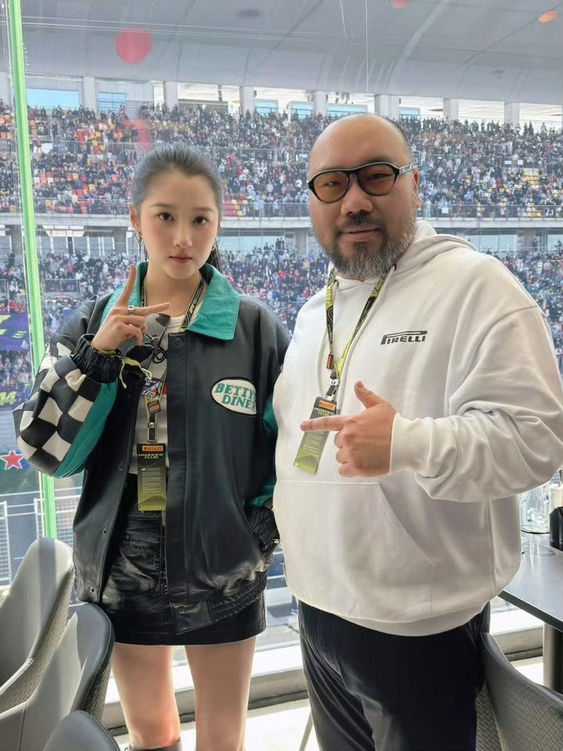 关晓彤这个人你根本不能细看细看你会发现她参加上海F1时，扎着高马尾下的这颗