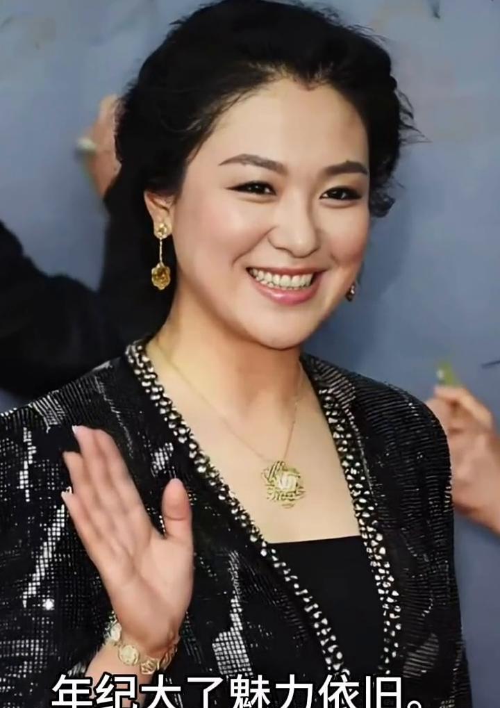 她年轻时就很美，年纪大了魅力依旧。岁月没有带走她的美貌，反而让她多了一份从容淡定