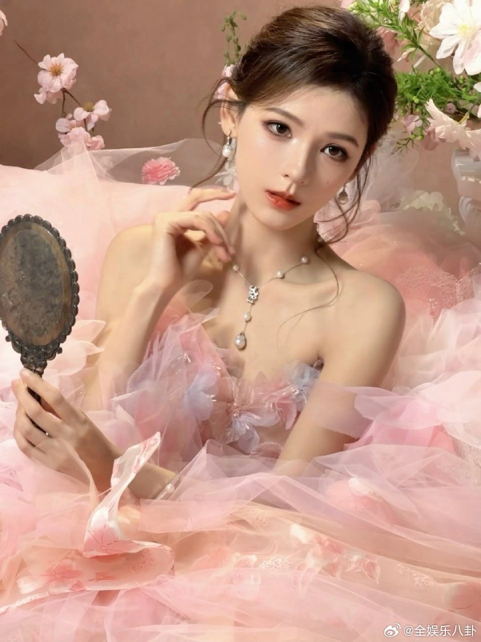 张予曦这次别脸红！张予曦也太可爱了！粉丝让按电源键，她直接拿手机跑，还脸红说别