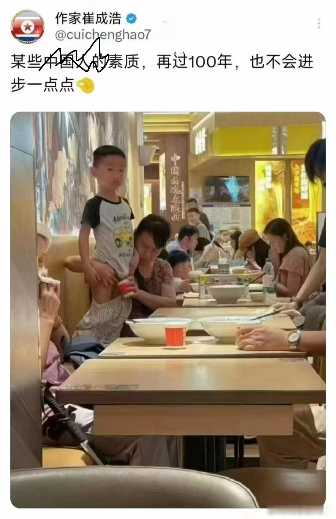 大庭广众为孩子接尿引起其他人不适，网友说为什么不拿嘴接着？教育无方，溺爱无边，谴