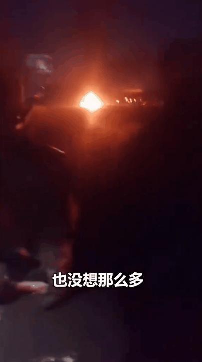 “太感动了！”高速路上，一辆车被大火吞噬，车内男子的求救声逐渐微弱，周围人只能干