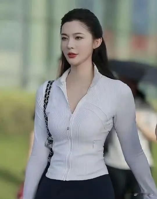 王思聪追了6年都没追到杜芊逸，这魅力是真不一般啊！身高高挑穿啥都有气场，颜值