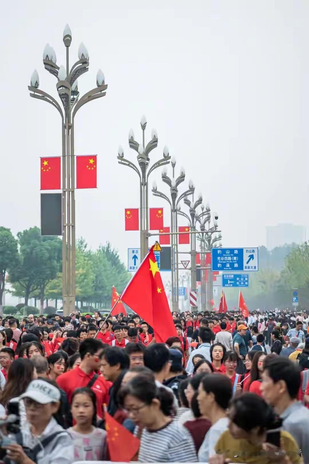 二十多年未见的老同学，从外地来武汉的消息，半个月前就提前发到了同学群里。群
