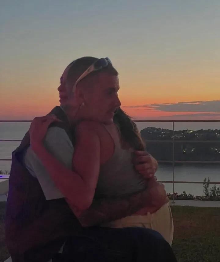 比伯晒与妻子的亲密照。31岁的贾斯汀抱着老婆，海莉则搂着老公的肩膀，两人一起看