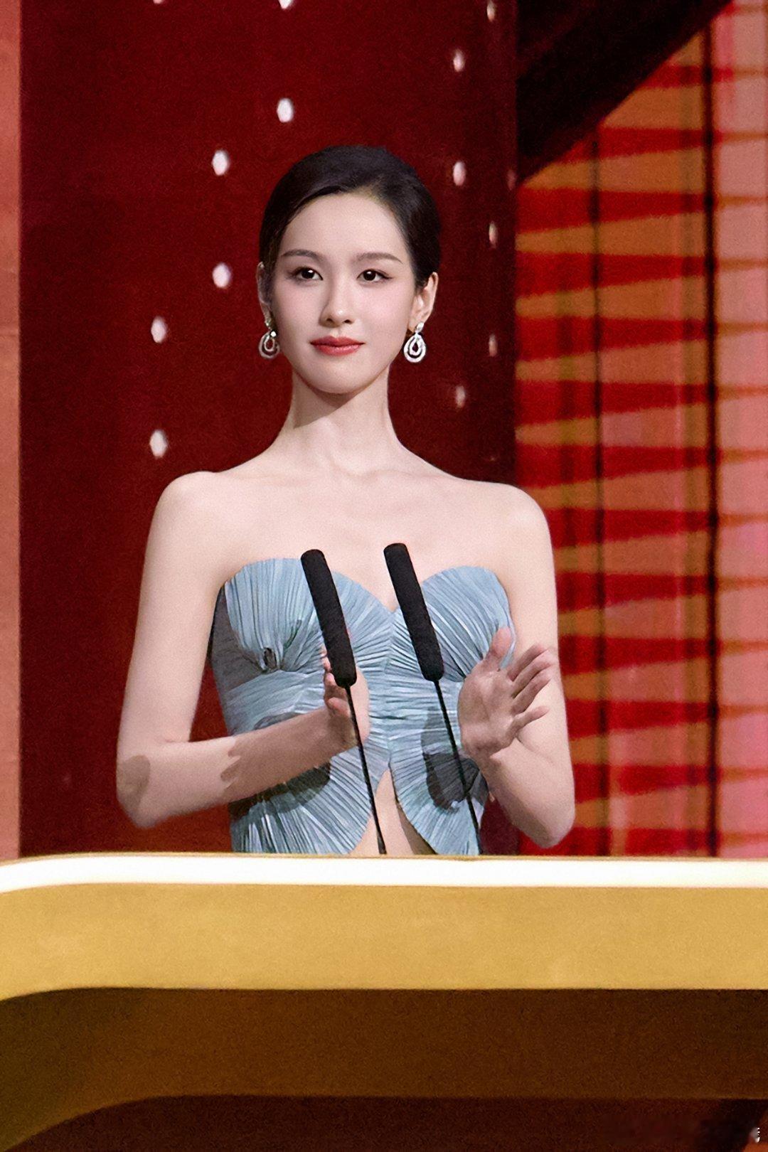 金鸡奖昨晚的场面太震撼了，每个明星的颜值都没话说！倪妮穿黑天鹅长裙大气又漂亮，特