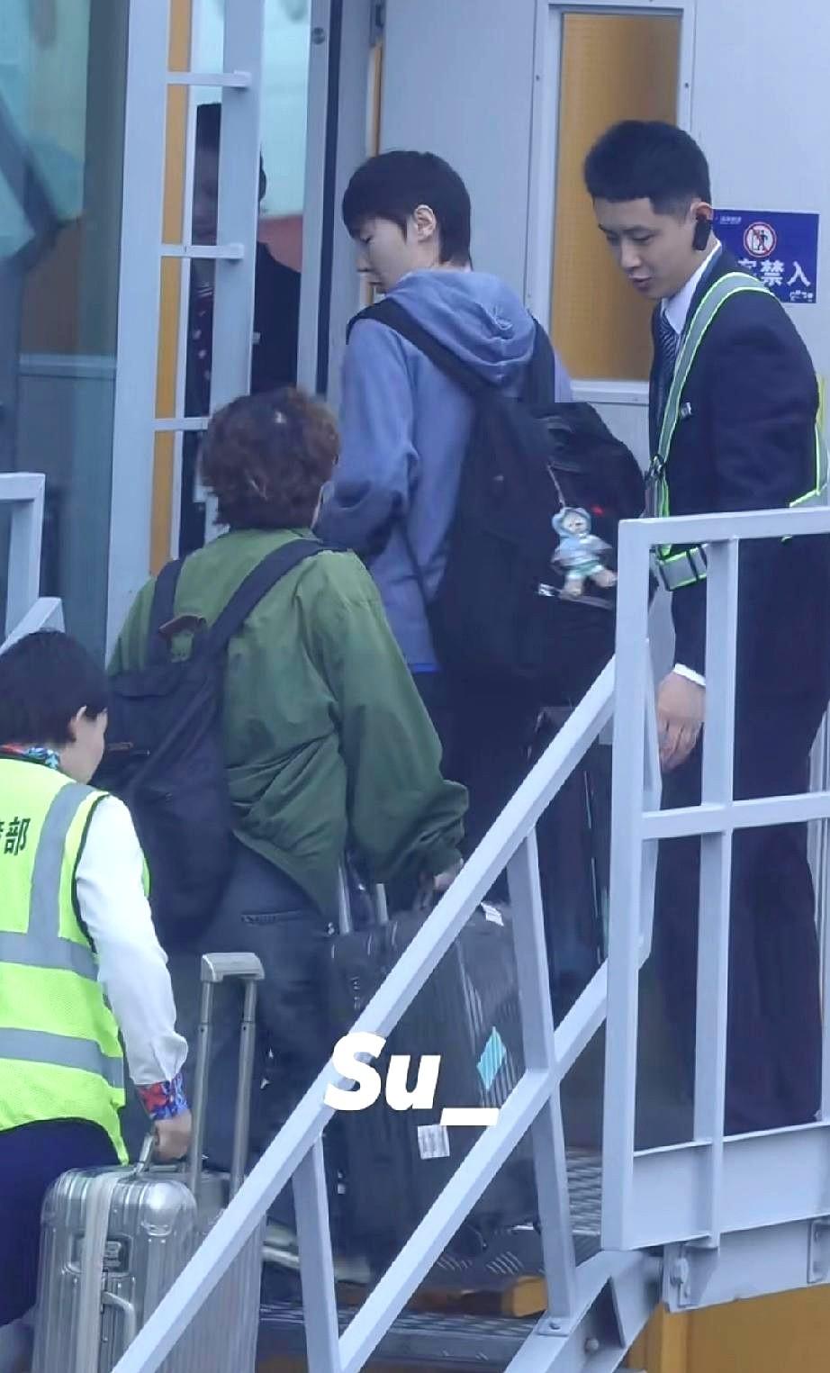 看着曼昱拎着登机箱，安安静静跟在队友身后，那一刻心里紧了一下。澳门这一仗打完，