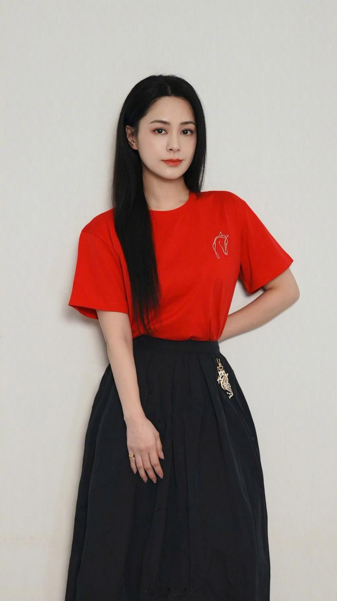 阿娇钟欣潼最新营业照美翻了！一袭正红色短袖T恤搭配黑色高腰伞裙，经典红黑配色明艳