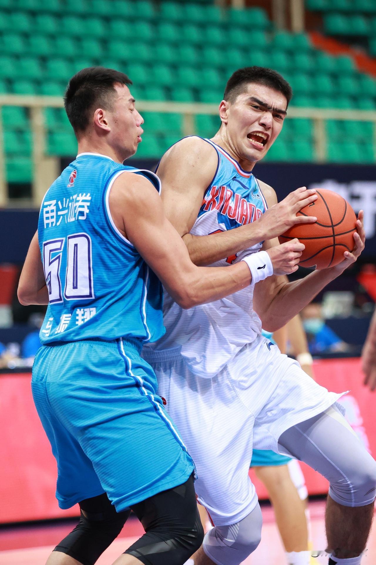 鲁吐布拉罚球闹乌龙！与广东男篮的比赛来到第四节关键的时刻，鲁吐布拉获得宝贵的罚