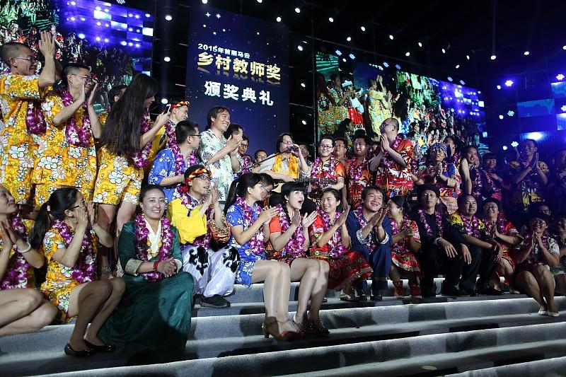 雷波县那场“耻辱”合影，道歉快一个月了，然后呢？二十几位老师被叫上台，身后大