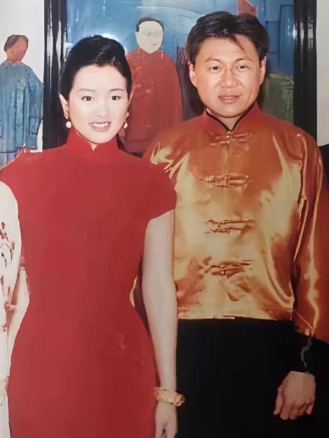 1996年，巩俐嫁给新加坡烟草大王黄和祥。那时31岁的巩俐初婚，满心期待与对方白