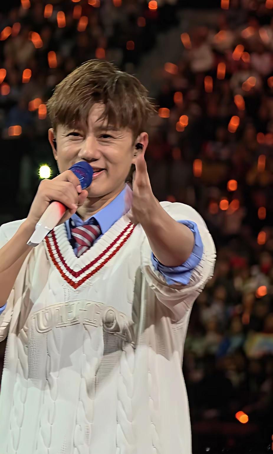 张杰演唱会上肉眼可见的疲惫，怎么感觉他一瞬间就老了，时不待我啊！