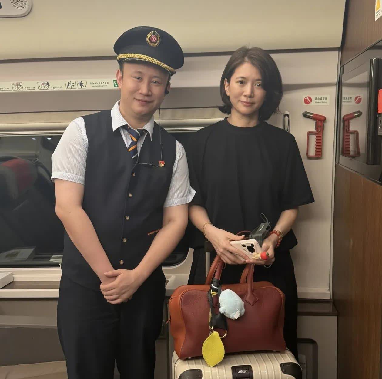 53岁的袁咏仪现身湖南在高铁站被网友偶遇！他这个状态也太好了，脸上一点皱纹都