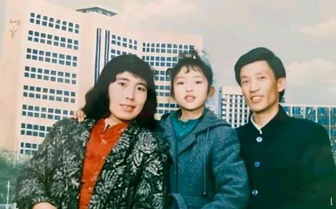 看董璇从小的合照，她也算是中了基因彩票了！​​​