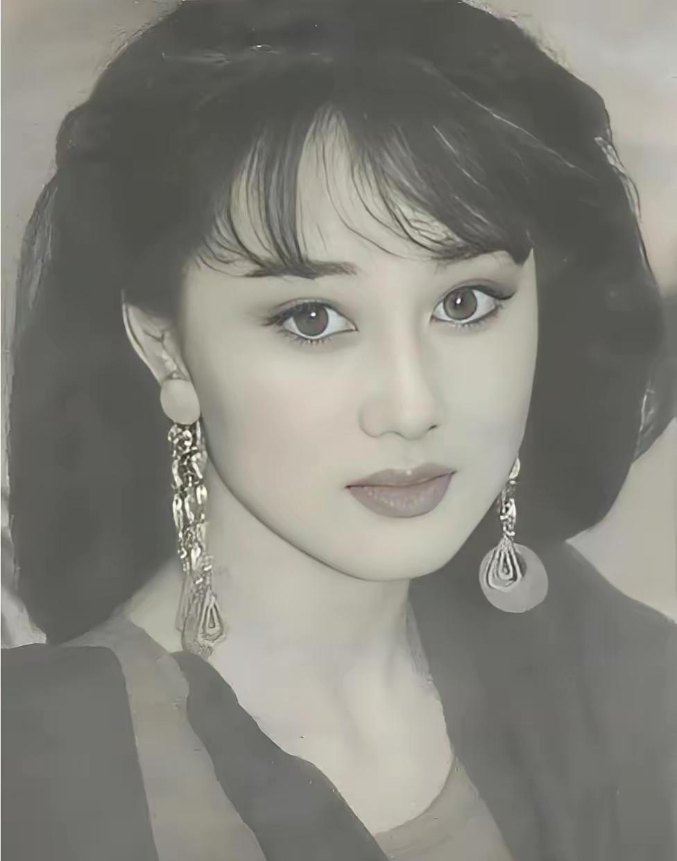1992年上海偶遇利智，一眼直接惊为天人！同期见过不少来内地的港星，站她身边全