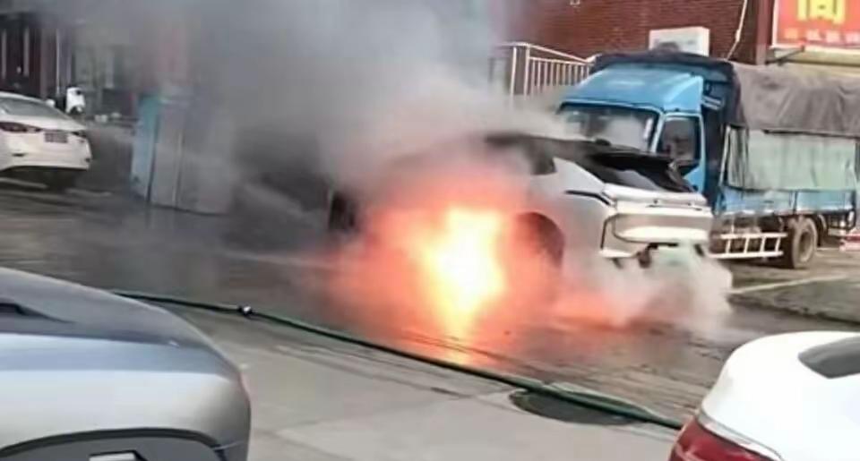 新能源车预警失灵，三元锂电池炸街头，领克自燃真相背后还有问题车主开车时仪表盘提