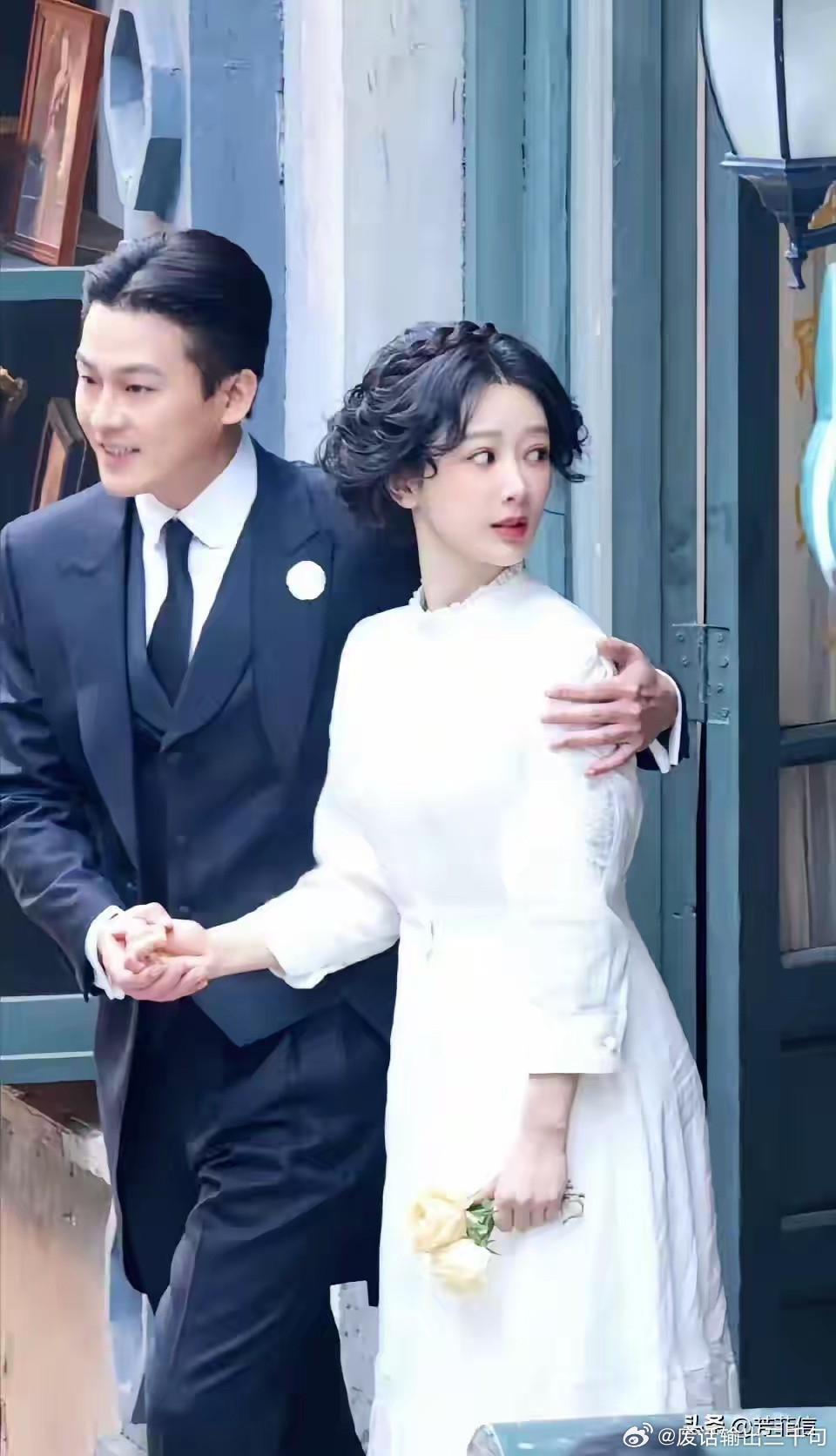 34岁的杨紫饰演14岁的董竹君看到杨紫和欧豪的新剧路透，对她们奇特的着装打扮起了