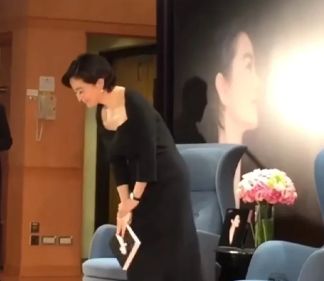 真的大明星，鞠躬从来都不捂。女星们基本都有一个标志性的动作，那就是捂胸，走路时